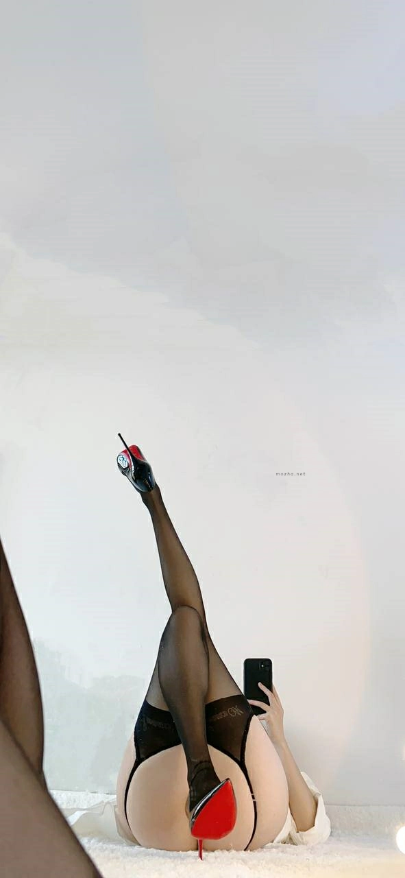 俏妞qiaoniuTT – 吊带黑丝大腿【9P】